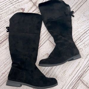 VGUC girls Cat & Jack black suede boots with cute bow detail on back Size 3